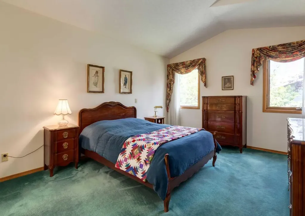 307 Schooner Landing NW Calgary AB T3L 1X5
