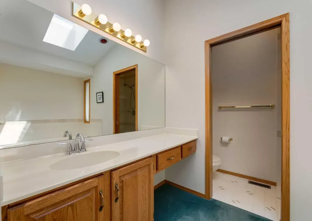 307 Schooner Landing NW Calgary AB T3L 1X5