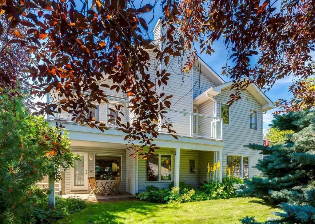 307 Schooner Landing NW Calgary AB T3L 1X5