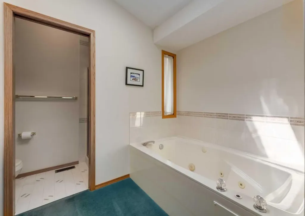 307 Schooner Landing NW Calgary AB T3L 1X5