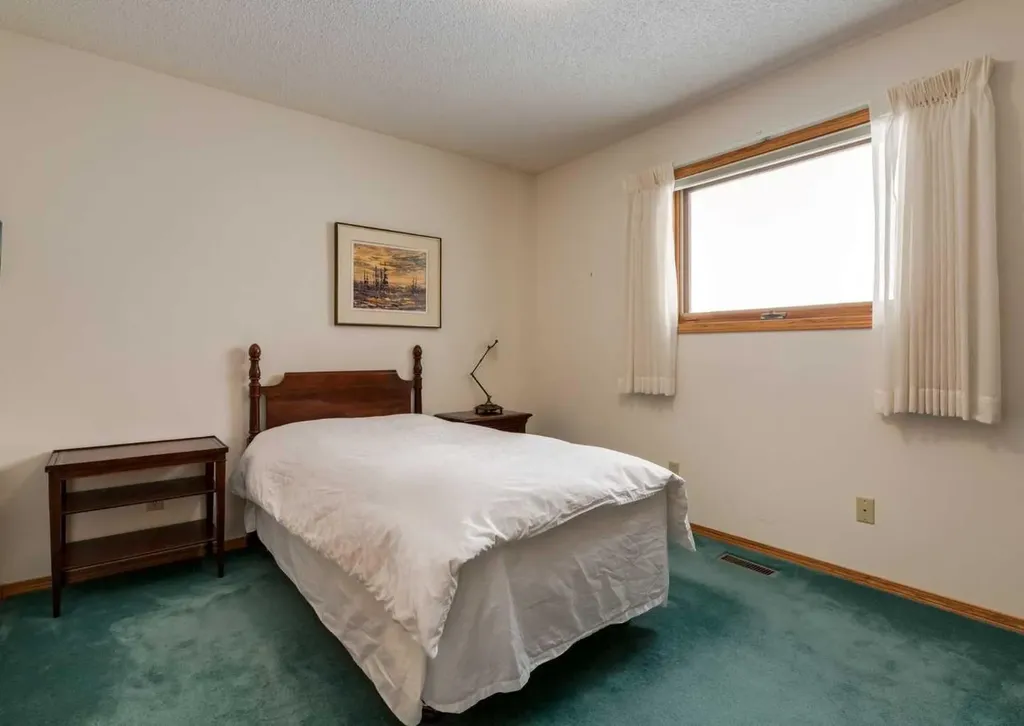 307 Schooner Landing NW Calgary AB T3L 1X5