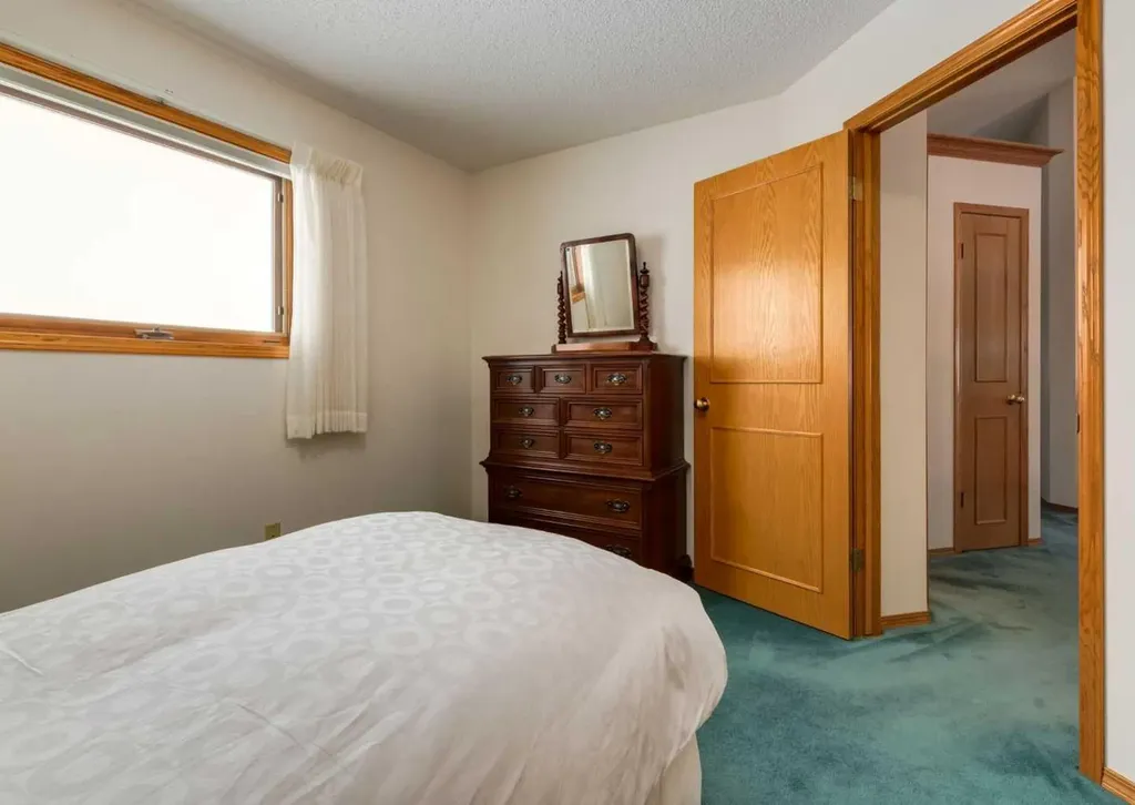 307 Schooner Landing NW Calgary AB T3L 1X5