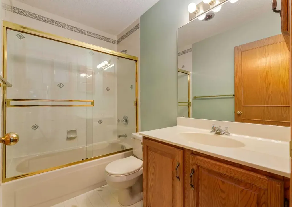307 Schooner Landing NW Calgary AB T3L 1X5