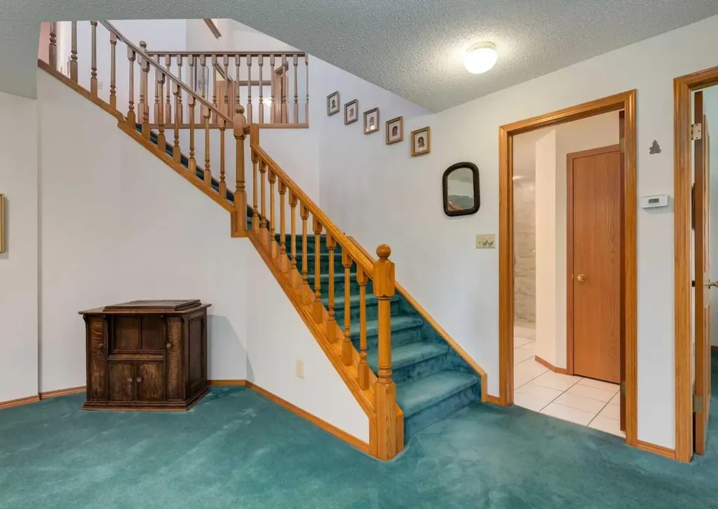 307 Schooner Landing NW Calgary AB T3L 1X5