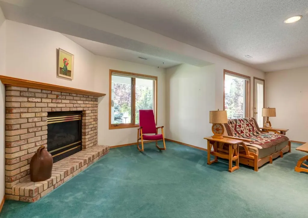 307 Schooner Landing NW Calgary AB T3L 1X5