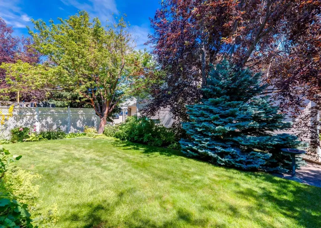 307 Schooner Landing NW Calgary AB T3L 1X5