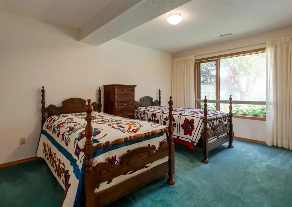 307 Schooner Landing NW Calgary AB T3L 1X5