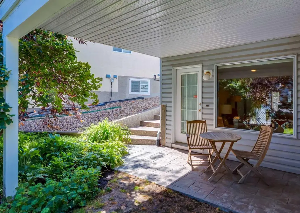 307 Schooner Landing NW Calgary AB T3L 1X5