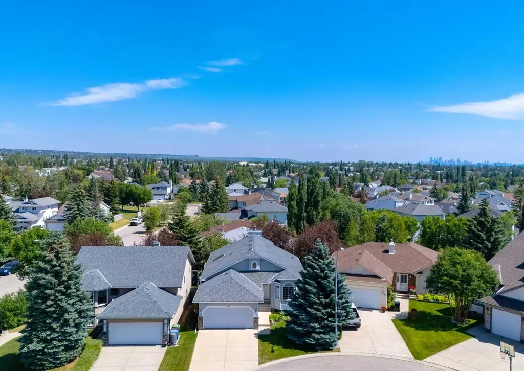 307 Schooner Landing NW Calgary AB T3L 1X5
