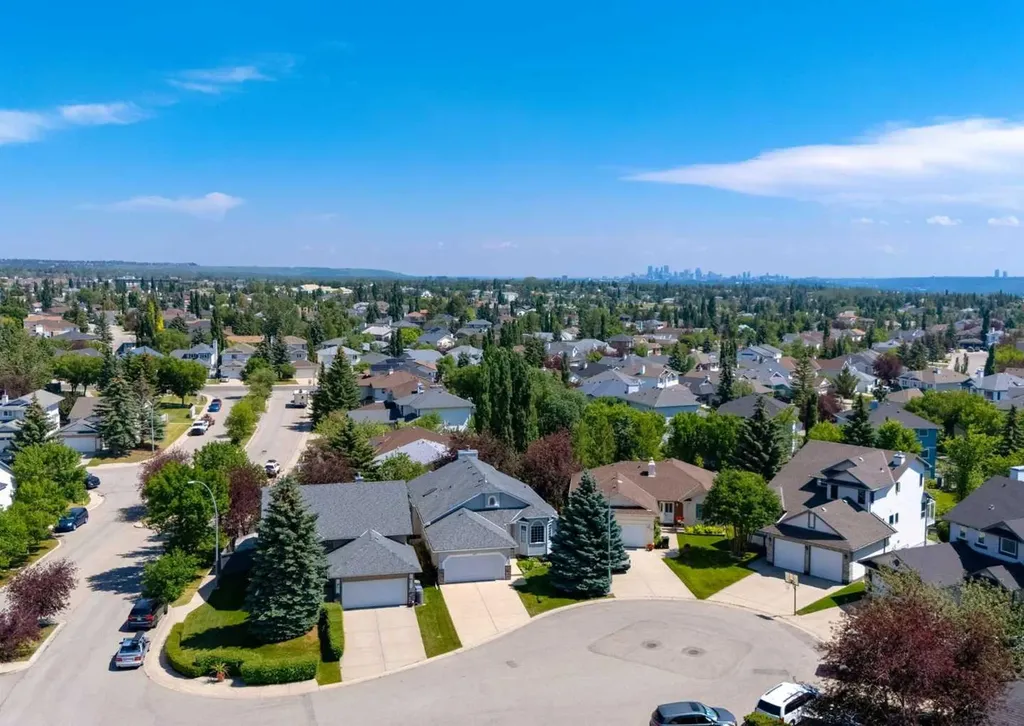 307 Schooner Landing NW Calgary AB T3L 1X5