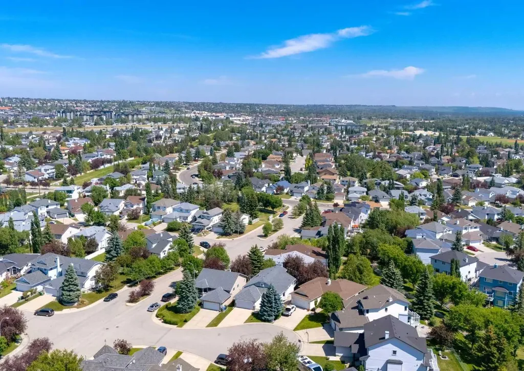 307 Schooner Landing NW Calgary AB T3L 1X5