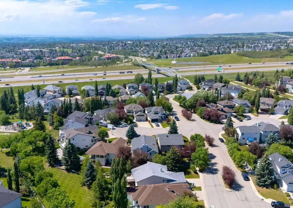 307 Schooner Landing NW Calgary AB T3L 1X5