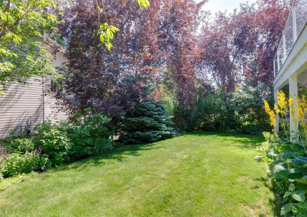 307 Schooner Landing NW Calgary AB T3L 1X5