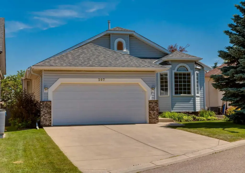 307 Schooner Landing NW Calgary AB T3L 1X5