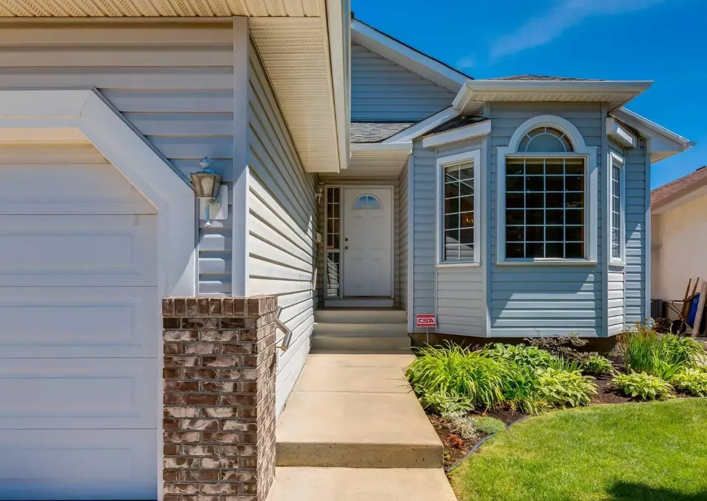 307 Schooner Landing NW Calgary AB T3L 1X5