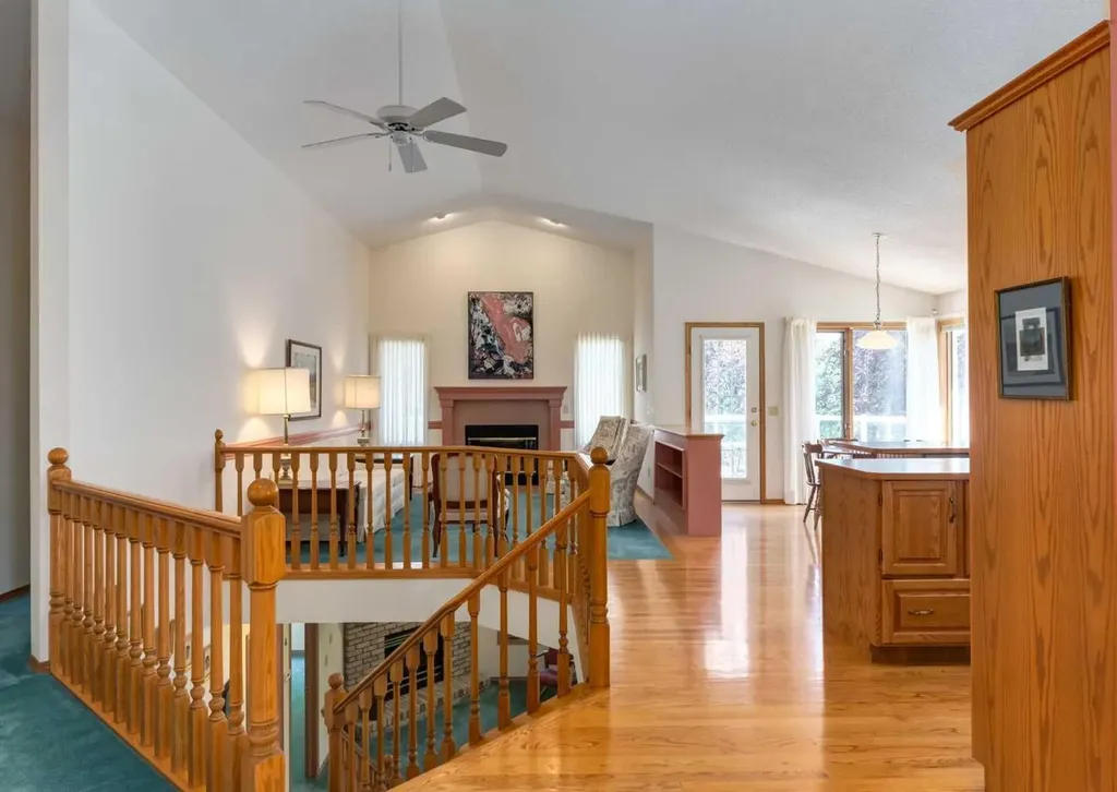 307 Schooner Landing NW Calgary AB T3L 1X5