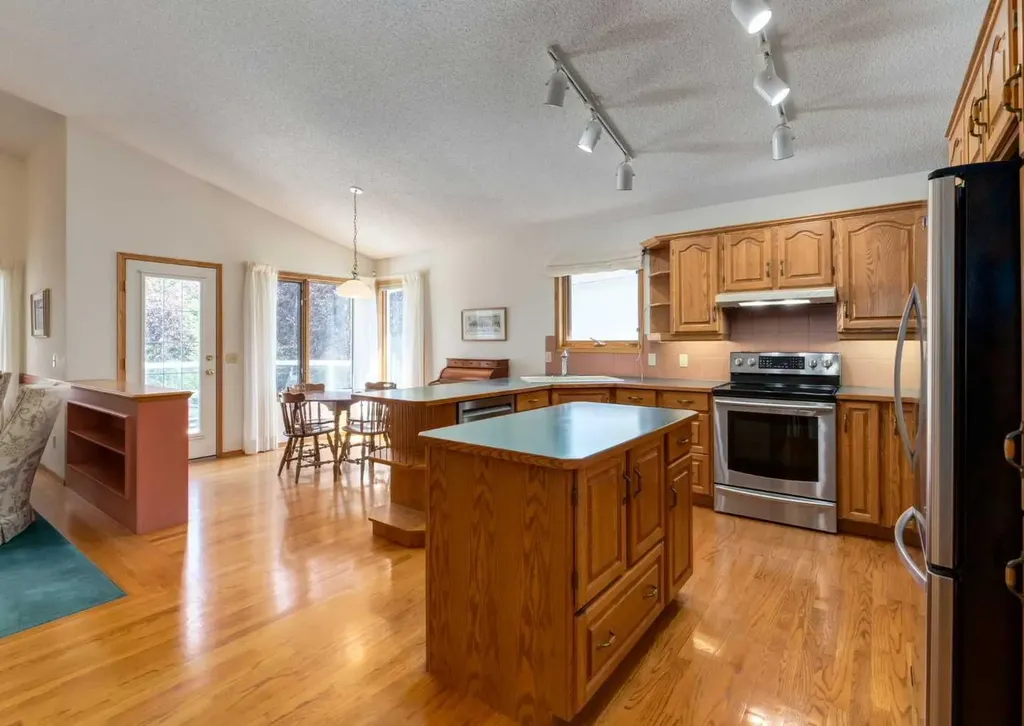 307 Schooner Landing NW Calgary AB T3L 1X5