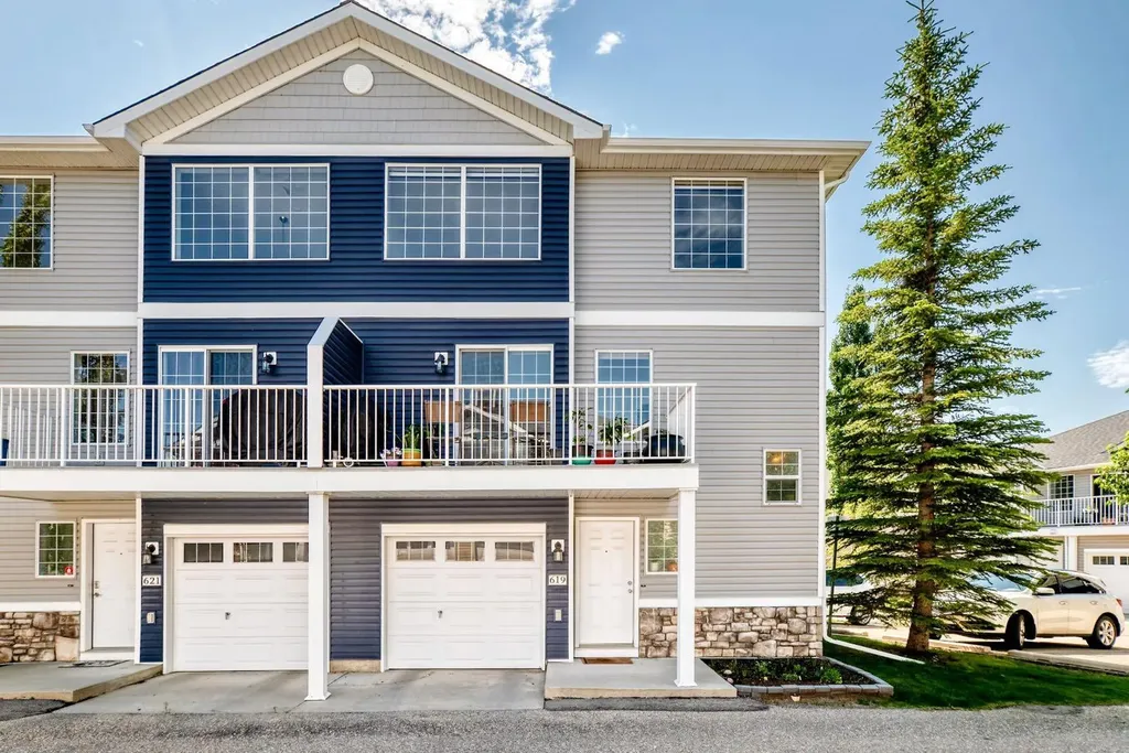 619 Country Village Cape NE Calgary AB T3K6E1