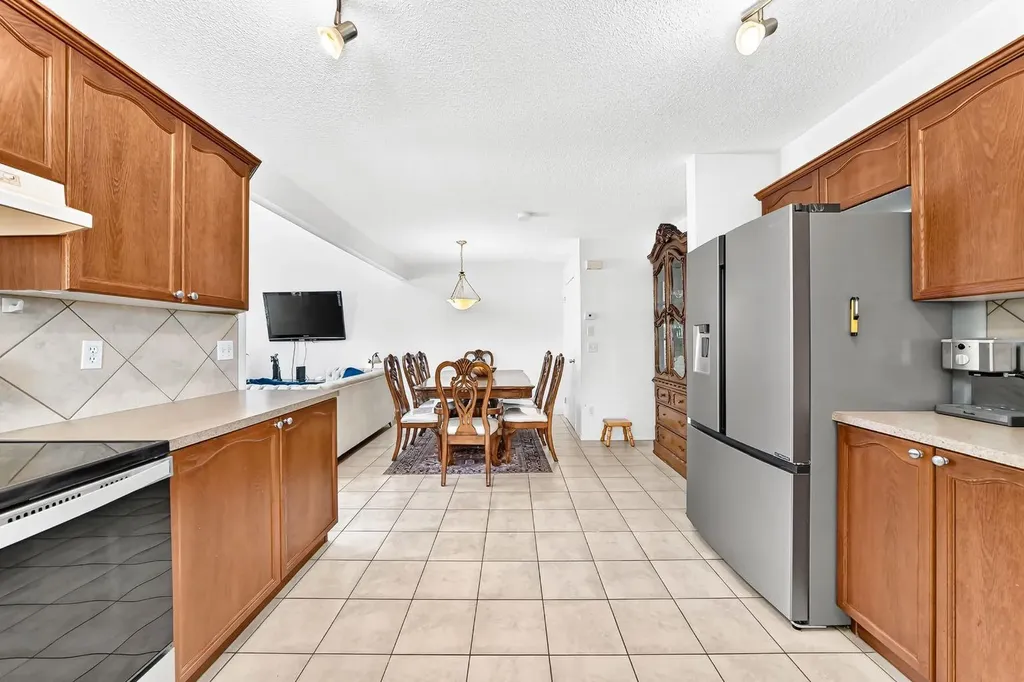 619 Country Village Cape NE Calgary AB T3K6E1