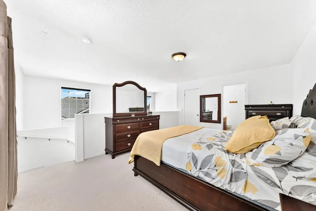 619 Country Village Cape NE Calgary AB T3K6E1