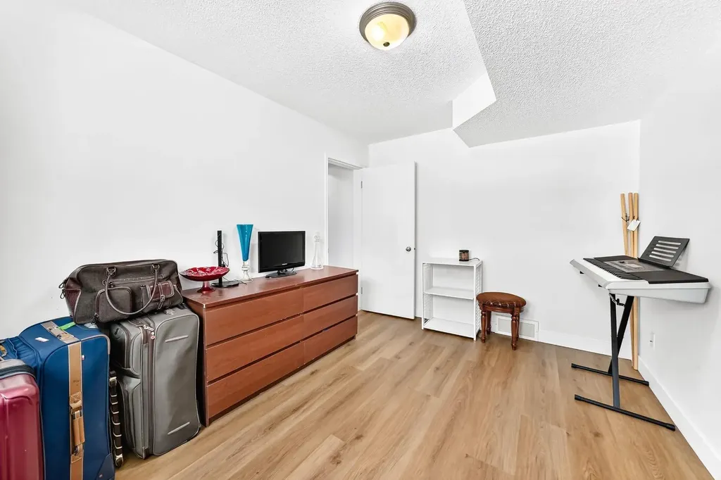 619 Country Village Cape NE Calgary AB T3K6E1
