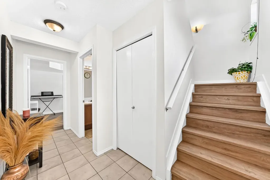 619 Country Village Cape NE Calgary AB T3K6E1