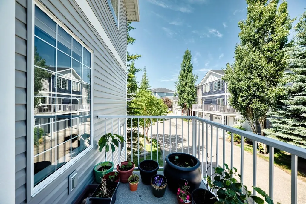 619 Country Village Cape NE Calgary AB T3K6E1