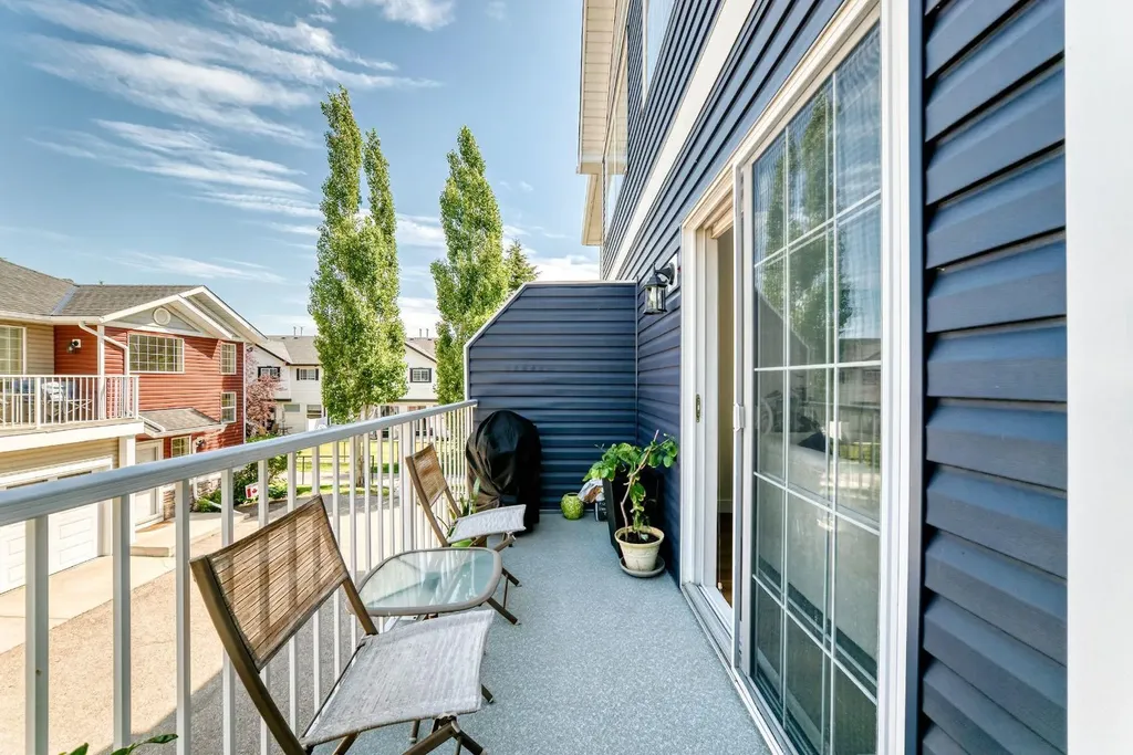619 Country Village Cape NE Calgary AB T3K6E1
