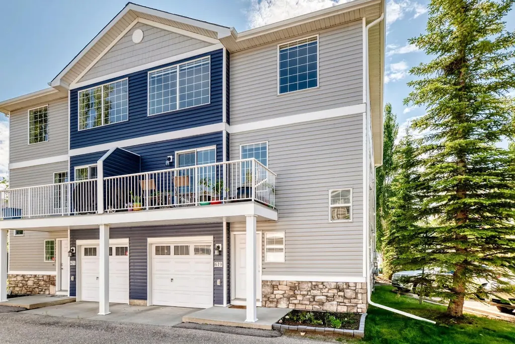 619 Country Village Cape NE Calgary AB T3K6E1