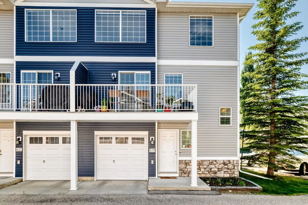 619 Country Village Cape NE Calgary AB T3K6E1