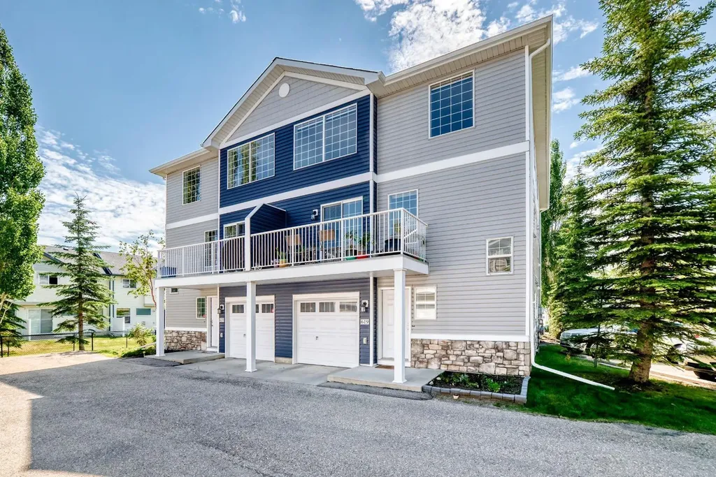 619 Country Village Cape NE Calgary AB T3K6E1