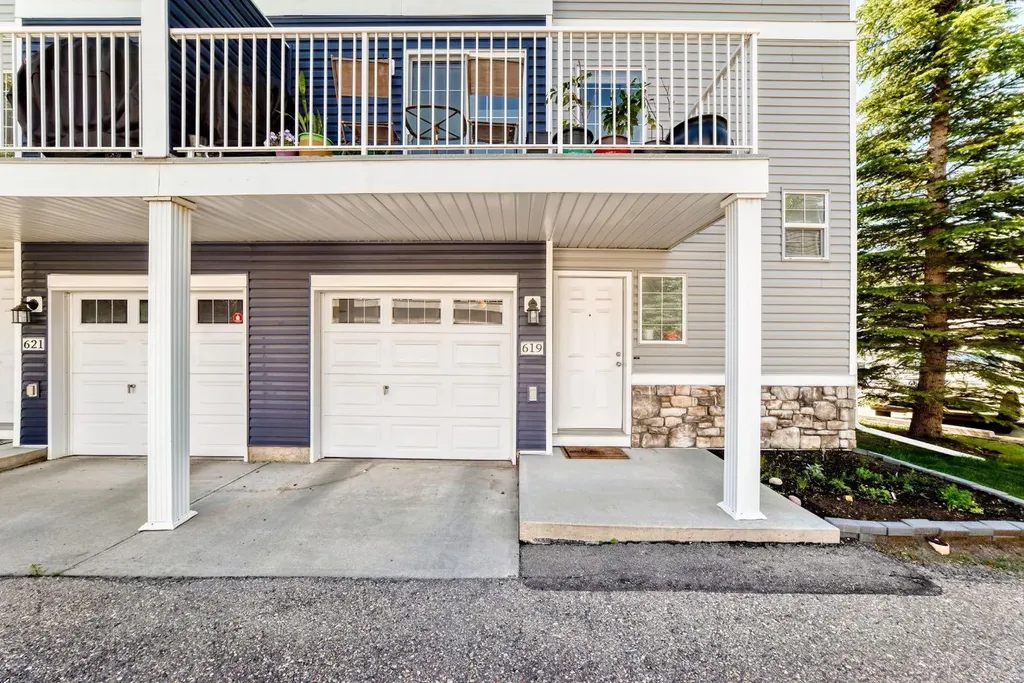 619 Country Village Cape NE Calgary AB T3K6E1