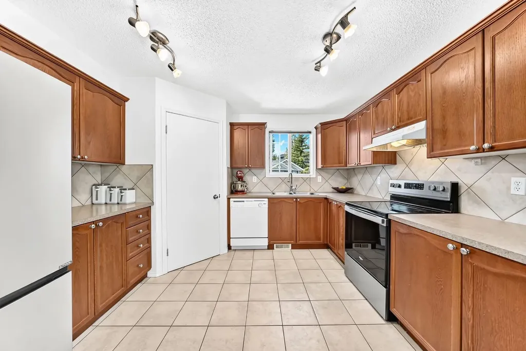 619 Country Village Cape NE Calgary AB T3K6E1