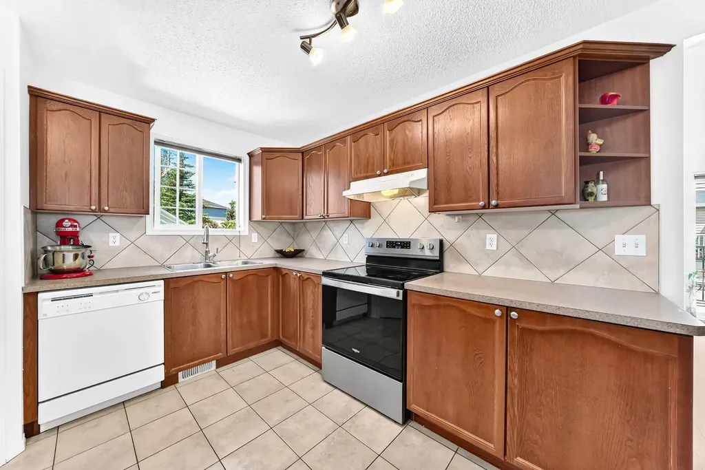 619 Country Village Cape NE Calgary AB T3K6E1