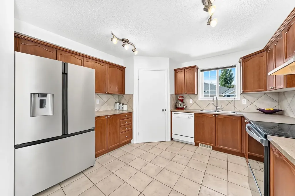 619 Country Village Cape NE Calgary AB T3K6E1
