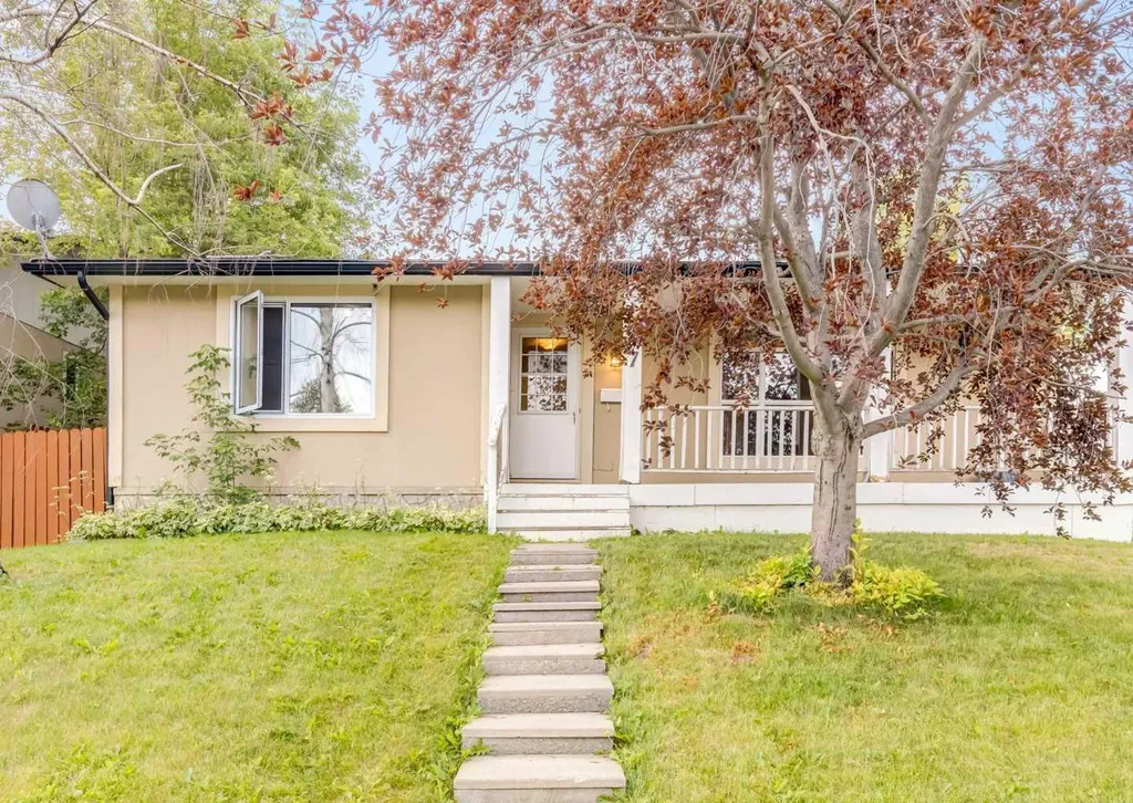 7 Lake Sylvan Close SE Calgary AB T2J 3E5