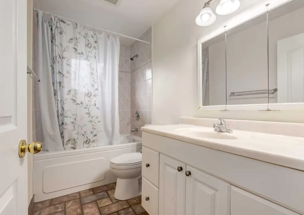 7 Lake Sylvan Close SE Calgary AB T2J 3E5