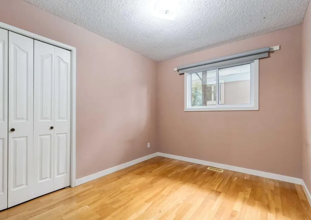7 Lake Sylvan Close SE Calgary AB T2J 3E5