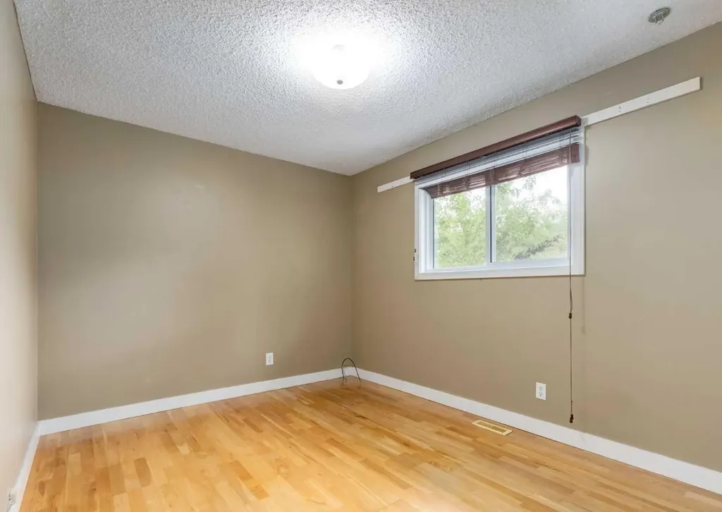7 Lake Sylvan Close SE Calgary AB T2J 3E5