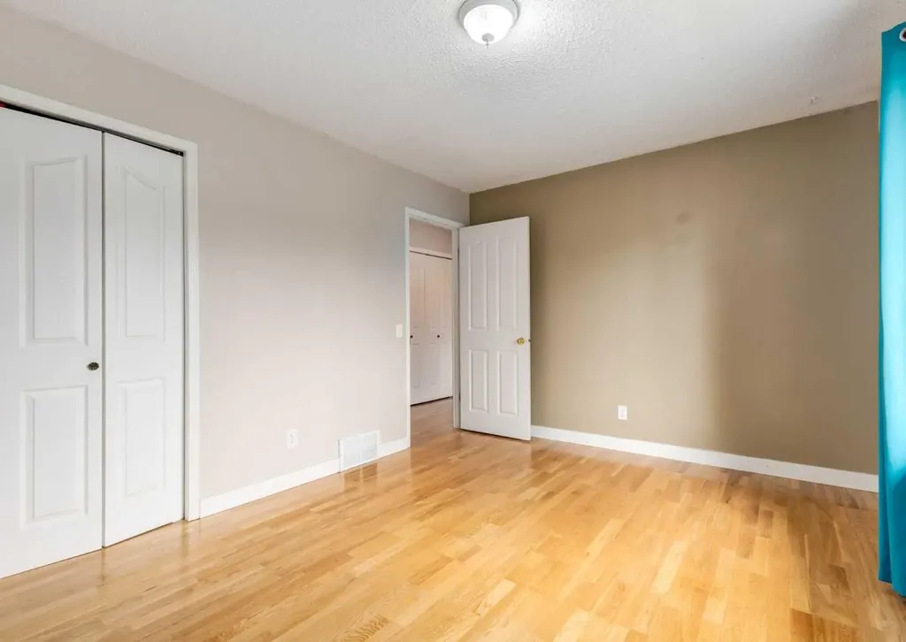 7 Lake Sylvan Close SE Calgary AB T2J 3E5