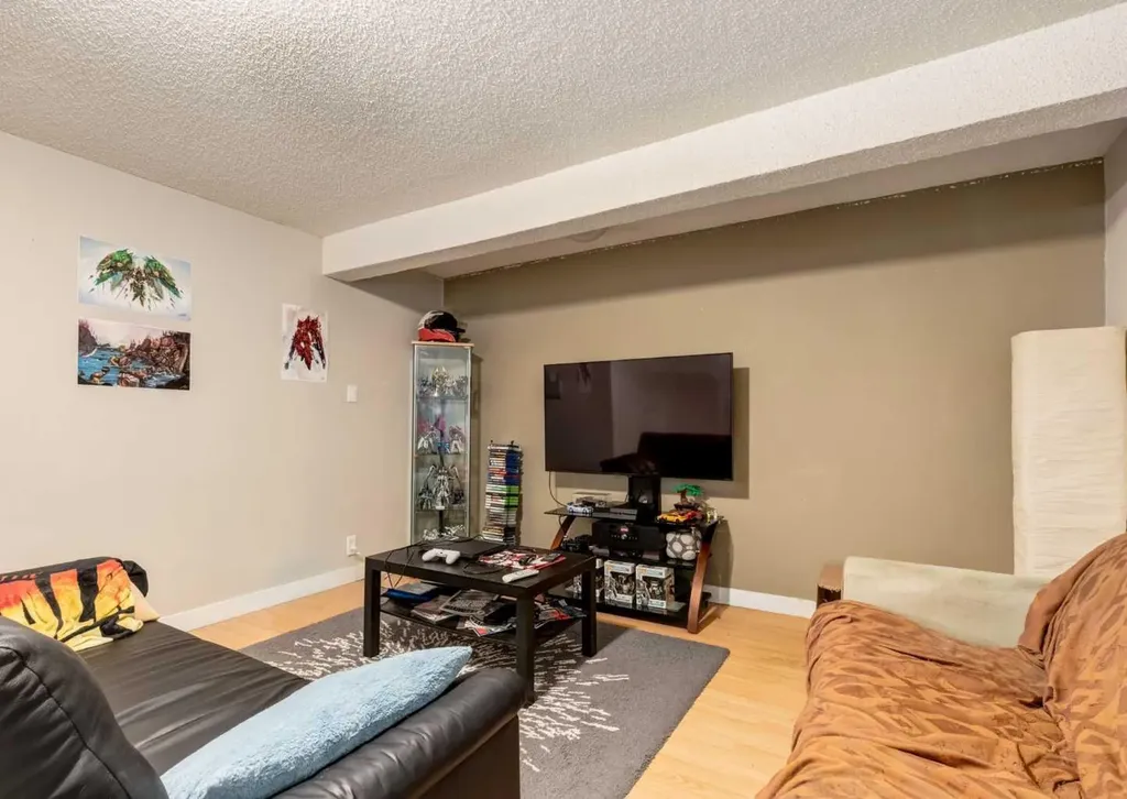 7 Lake Sylvan Close SE Calgary AB T2J 3E5