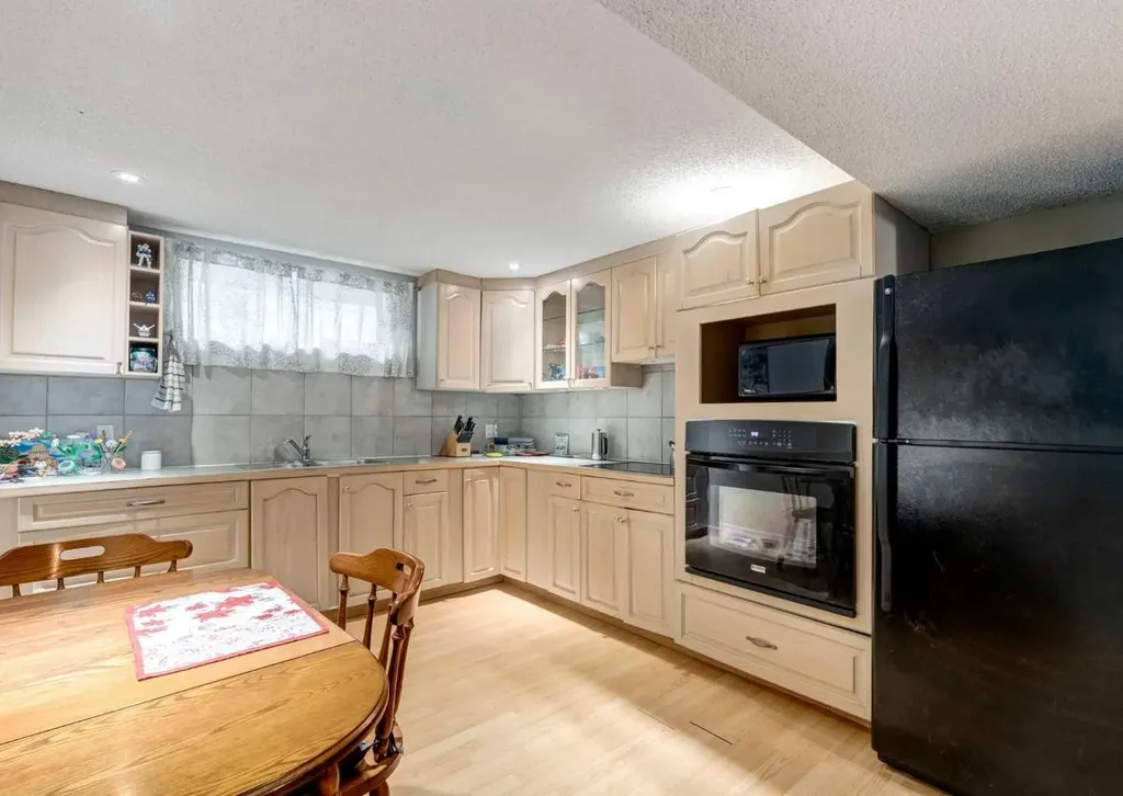 7 Lake Sylvan Close SE Calgary AB T2J 3E5