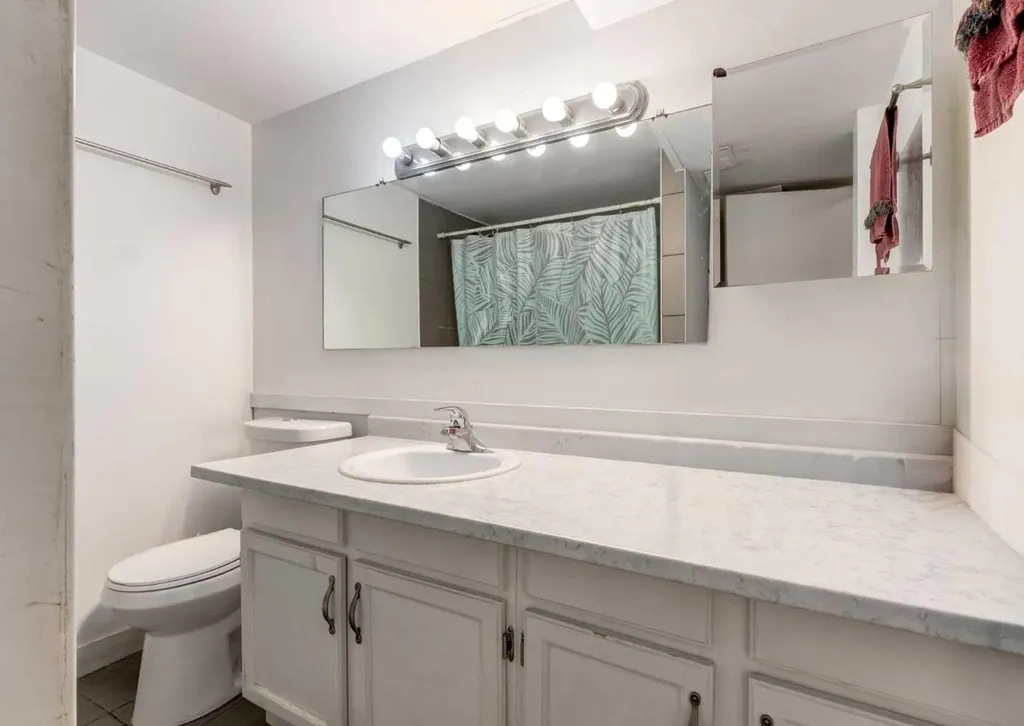 7 Lake Sylvan Close SE Calgary AB T2J 3E5