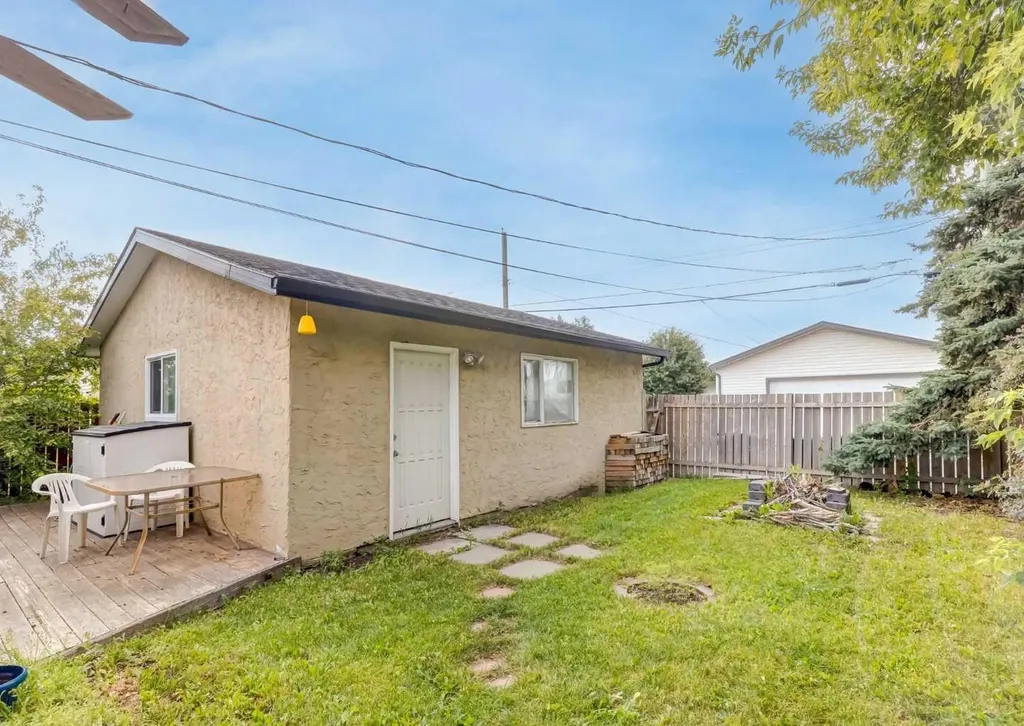 7 Lake Sylvan Close SE Calgary AB T2J 3E5