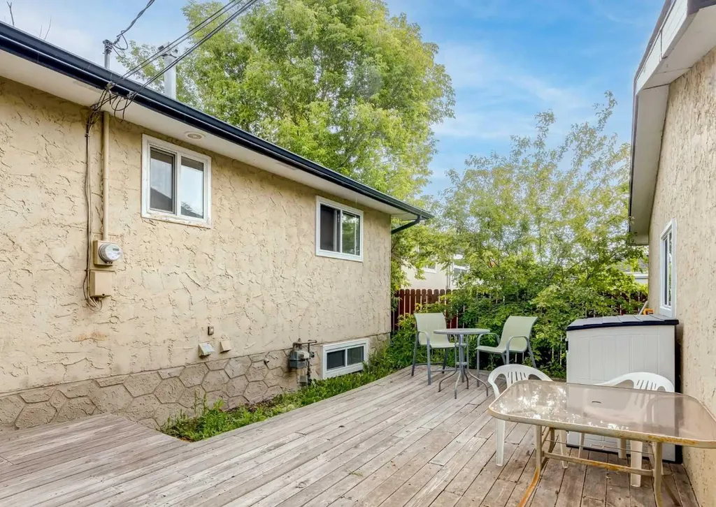 7 Lake Sylvan Close SE Calgary AB T2J 3E5