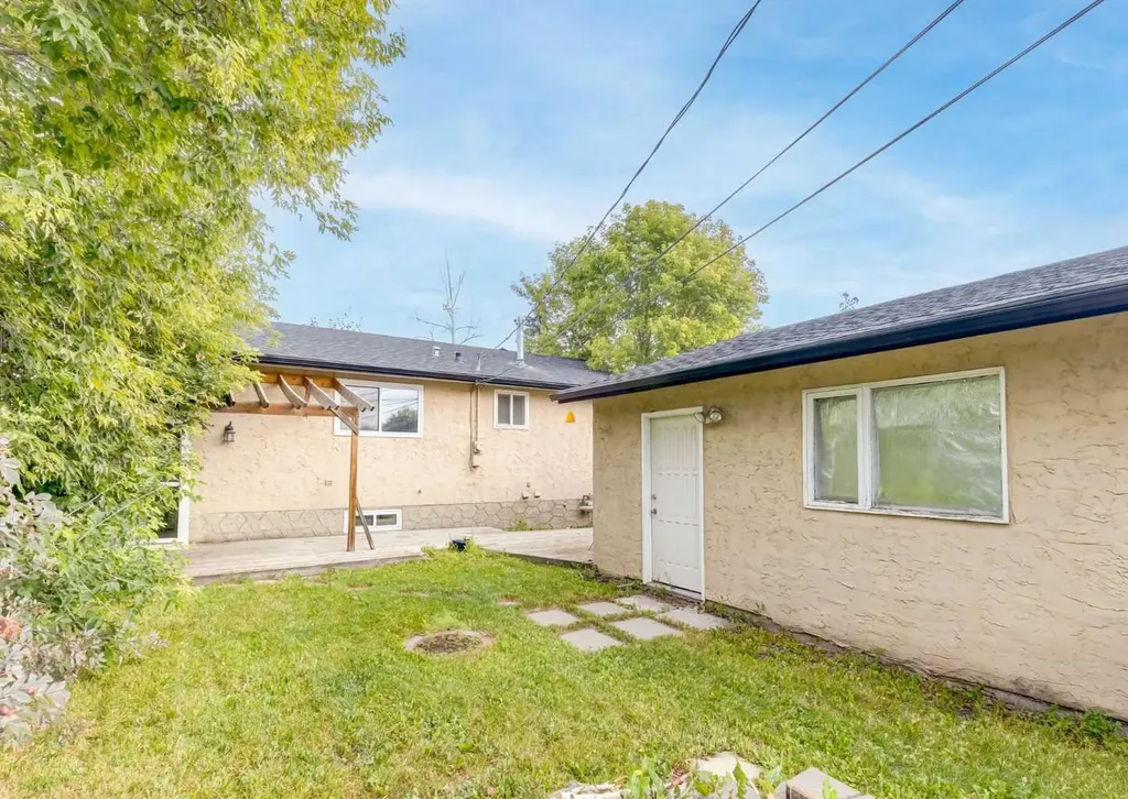 7 Lake Sylvan Close SE Calgary AB T2J 3E5