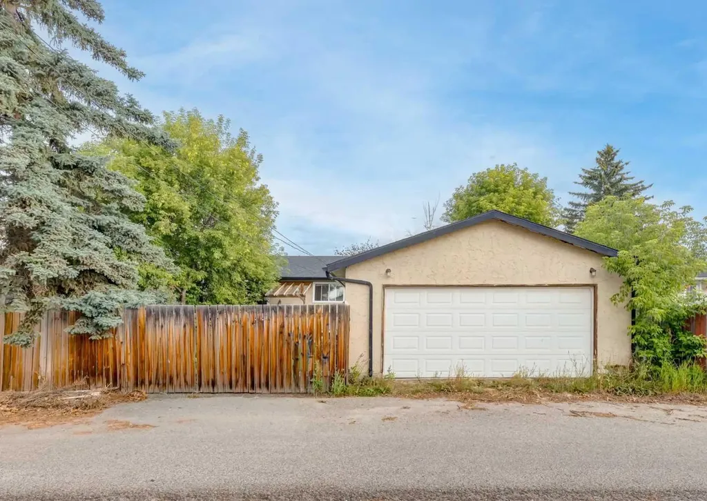 7 Lake Sylvan Close SE Calgary AB T2J 3E5