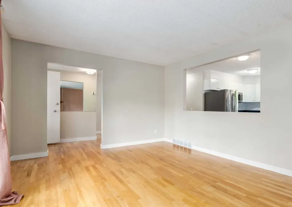 7 Lake Sylvan Close SE Calgary AB T2J 3E5