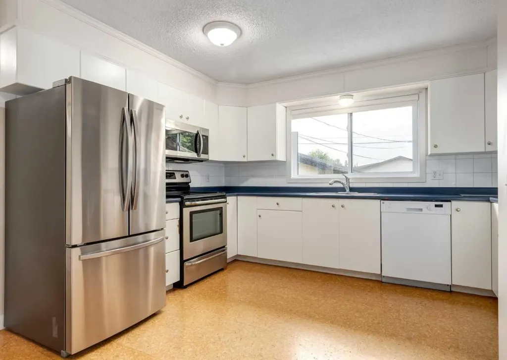 7 Lake Sylvan Close SE Calgary AB T2J 3E5