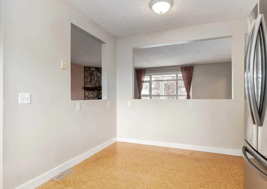 7 Lake Sylvan Close SE Calgary AB T2J 3E5